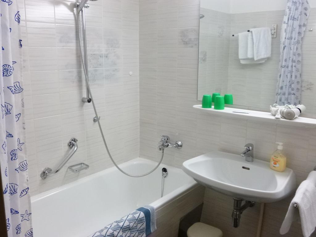 Hotel Haus Alpenland Tannheim Zimmer foto